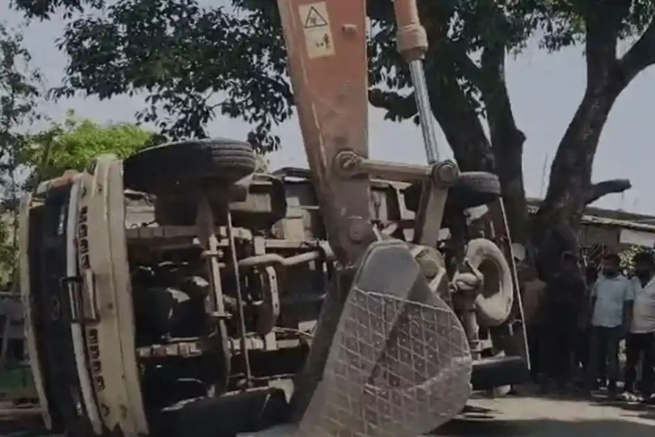 NH-39 पर भीषण सड़क हादसा! शराब लदी गाड़ी और स्कूटी की टक्कर में 3 की मौ*त, 5 घायल