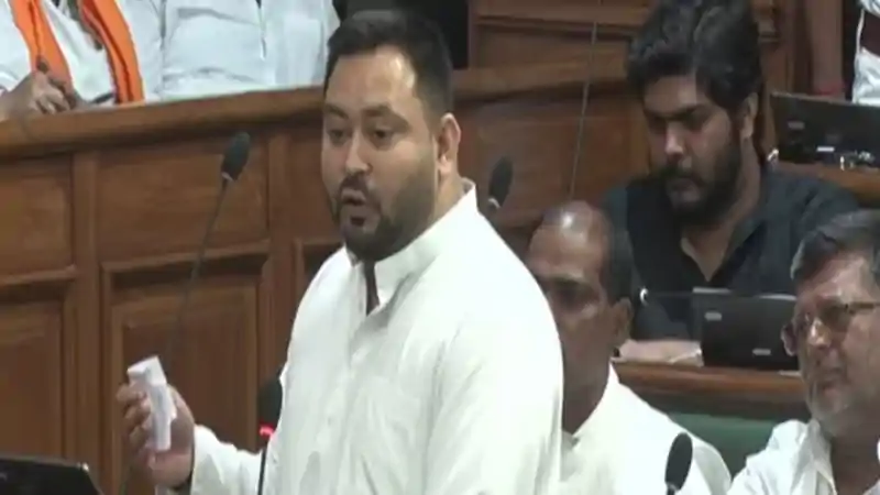 सदन में तेजस्वी हो गए नाराज, भाषण बीच में छोड़ बैठ गए, स्पीकर ने ऐसे मनाया सदन में तेजस्वी हो गए नाराज, भाषण बीच में छोड़ बैठ गए, स्पीकर ने ऐसे मनाया