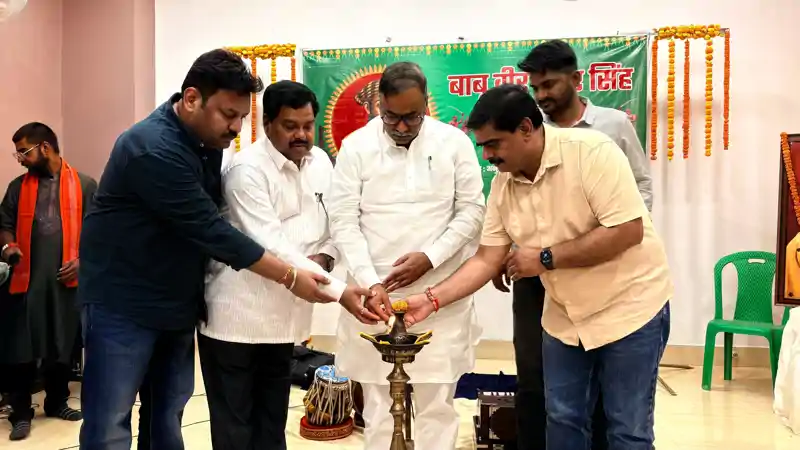 कालिदास रंगालय में वीर कुंवर सिंह विजयोत्सव का आयोजन, शैलेंद्र प्रताप ने तेजस्वी यादव को किया सम्मानित कालिदास रंगालय में वीर कुंवर सिंह विजयोत्सव का आयोजन, शैलेंद्र प्रताप ने तेजस्वी यादव को किया सम्मानित