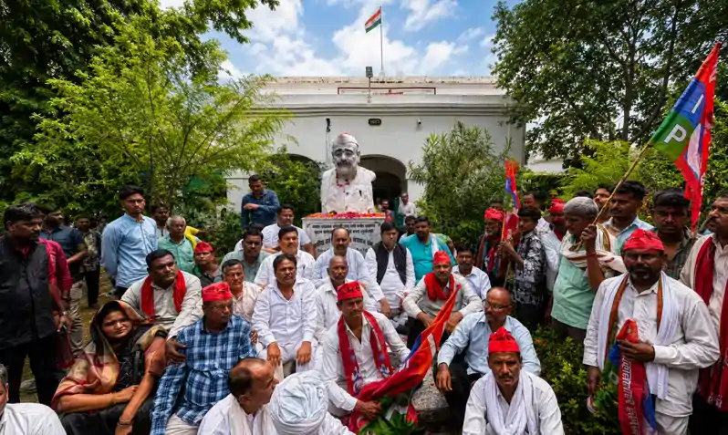 जालौन के डीएम ऑफिस के सामने धरने पर बैठे मुकेश सहनी जालौन के डीएम ऑफिस के सामने धरने पर बैठे मुकेश सहनी