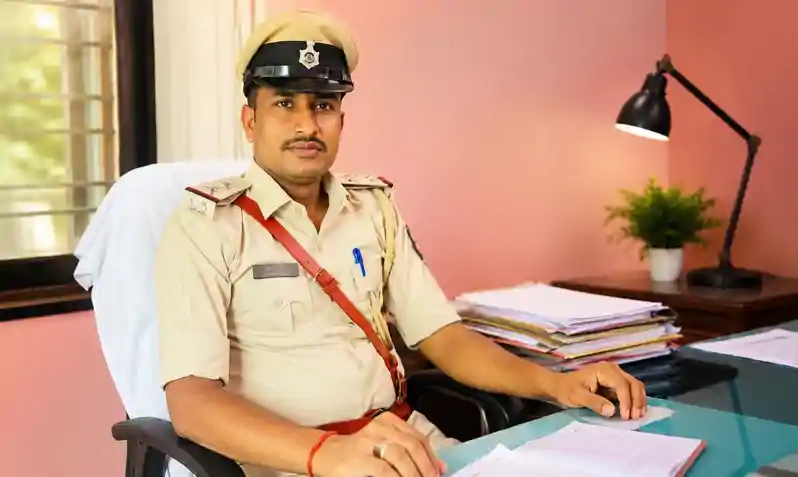 रिटायर होमगार्ड जवान के बेटे से मांगी रिश्वत, घूसखोर एसआई निलंबित, एसपी की बड़ी कार्रवाई रिटायर होमगार्ड जवान के बेटे से मांगी रिश्वत, घूसखोर एसआई निलंबित, एसपी की बड़ी कार्रवाई