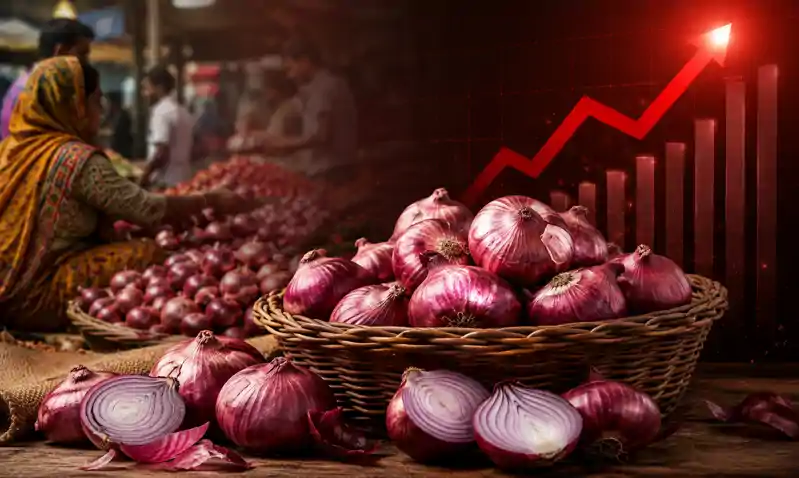 पहले चीनी की मिठास हुई कडवी, अब आंसू निकाल रहा प्याज, कीमतों में आया उछाल