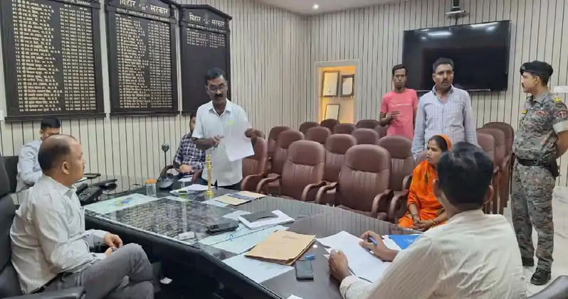 डीएम की अध्यक्षता में जनता से संवाद कार्यक्रम, 13 मामलों की हुई सुनवाई