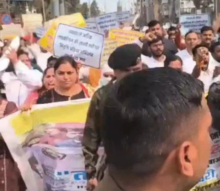 बिहार में लाइब्रेरियन बहाली में देरी पर सड़क पर उतरे अभ्यर्थी, पटना में आक्रोश मार्च और जोरदार प्रदर्शन