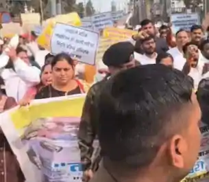 बिहार में लाइब्रेरियन बहाली में देरी पर सड़क पर उतरे अभ्यर्थी, पटना में आक्रोश मार्च और जोरदार प्रदर्शन