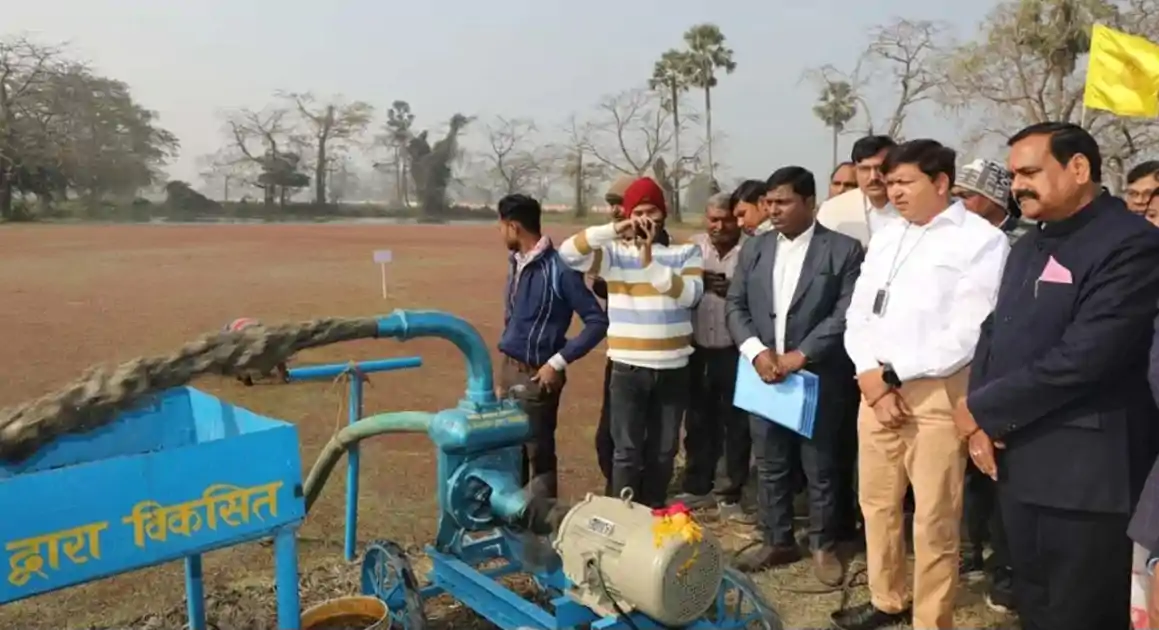 मखाना खेती में क्रांति, बीएयू वैज्ञानिकों ने बनाई मखाना हार्वेस्टर मशीन, घंटों का काम अब मिनटों में