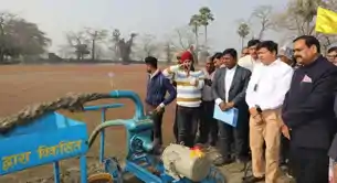 मखाना खेती में क्रांति, बीएयू वैज्ञानिकों ने बनाई मखाना हार्वेस्टर मशीन, घंटों का काम अब मिनटों में