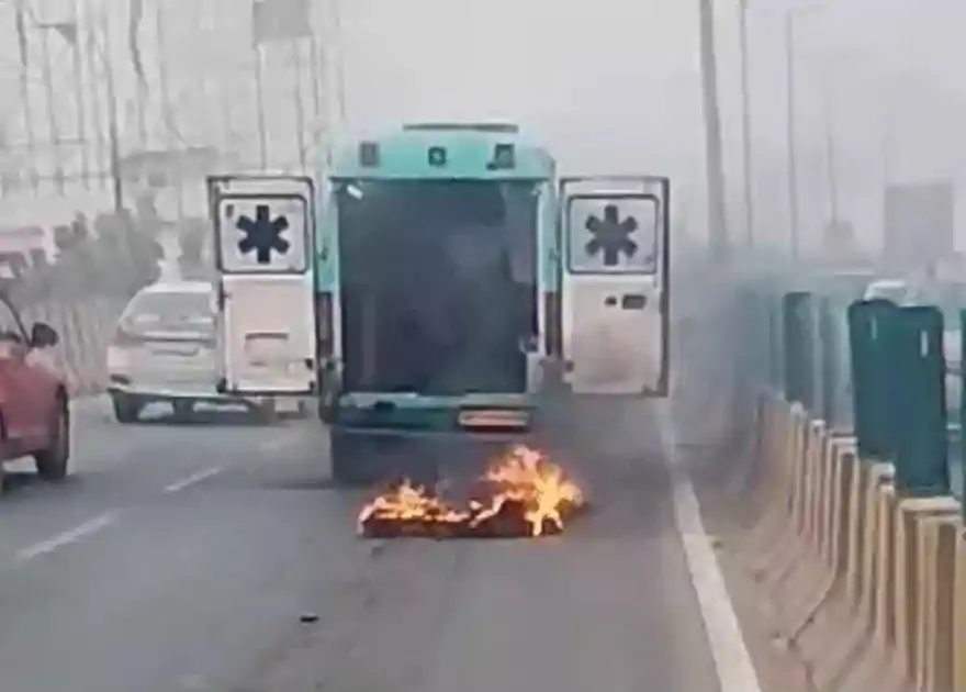 पटना के अटल पथ पर हादसा, चलती एंबुलेंस में लगी आग, मरीज को खींचकर बाहर निकाला गया 