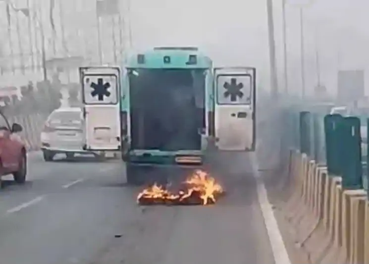 पटना के अटल पथ पर हादसा, चलती एंबुलेंस में लगी आग, मरीज को खींचकर बाहर निकाला गया 