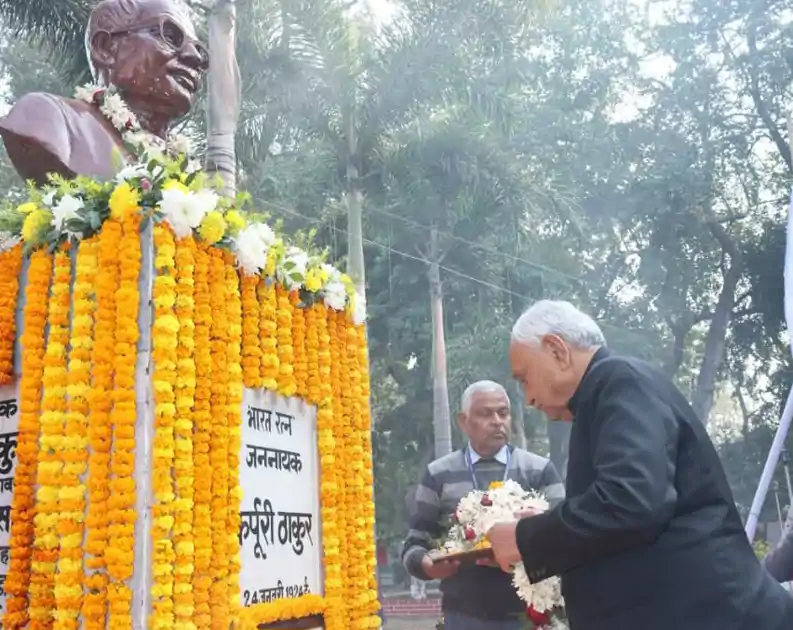 सुबह-सुबह JDU कार्यालय पहुंचे CM नीतीश, कर्पूरी ठाकुर की 102वीं जयंती मनाई