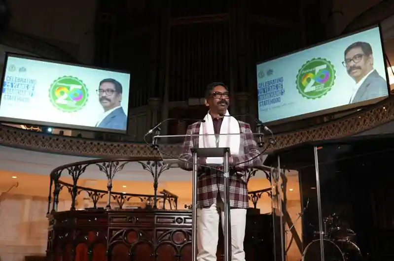 लंदन में झारखंड की सिल्वर जुबली, वेस्टमिन्स्टर चैपल से CM हेमंत सोरेन ने दिया शिक्षा और भविष्य पर संदेश लंदन में झारखंड की सिल्वर जुबली, वेस्टमिन्स्टर चैपल से CM हेमंत सोरेन ने दिया शिक्षा और भविष्य पर संदेश