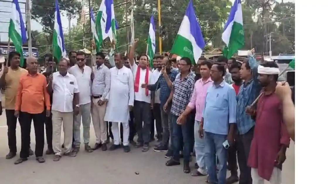 'मंत्री को बर्खास्त करो' विधायक आईपी गुप्ता से विधानसभा में दुर्व्यवहार पर फूटा गुस्सा, आईआईपी-वामदलों का प्रदर्शन