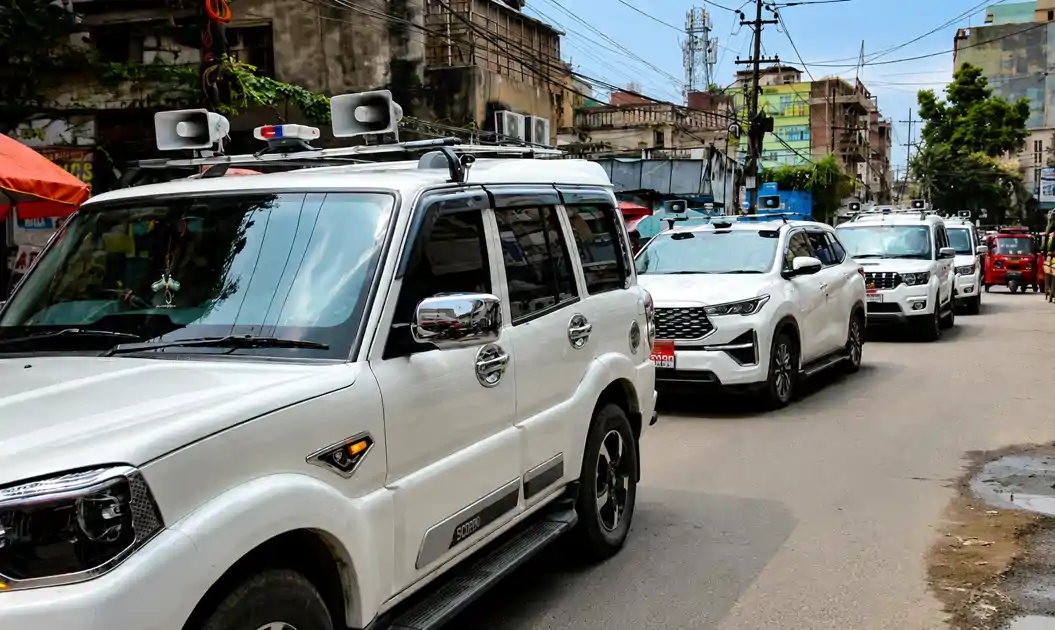 एक-दो नहीं बल्कि 100 से भी ज्यादा गाड़ियों का काफिला, सड़क पर उतरे डीएम, एसएसपी
