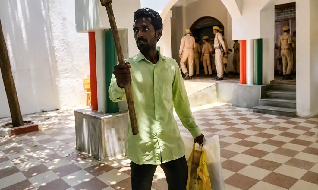 हाथ में कुल्हाडी और जुबान पर "ये मजदूर का हाथ है कातिया", अचंभित कर देगी यह खबर
