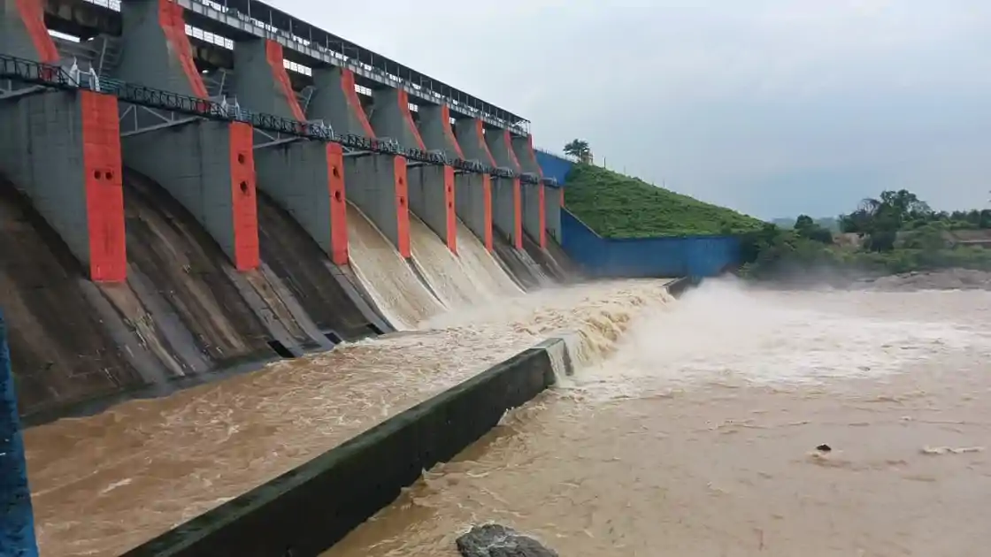 बारिश से लबालब तेनुघाट डैम, तीन रेडियल और एक स्लूइस गेट खोले गए
