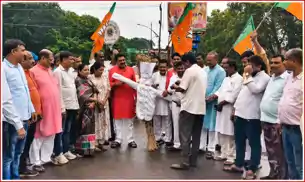 नीट मामला: बीजेपी ने फूंका राहुल गांधी का पुतला, की नारेबाजी