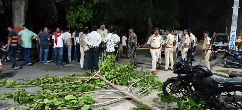 मौत बनकर उडा टिन का शेड, सिर पर गिरने से युवक की मौत