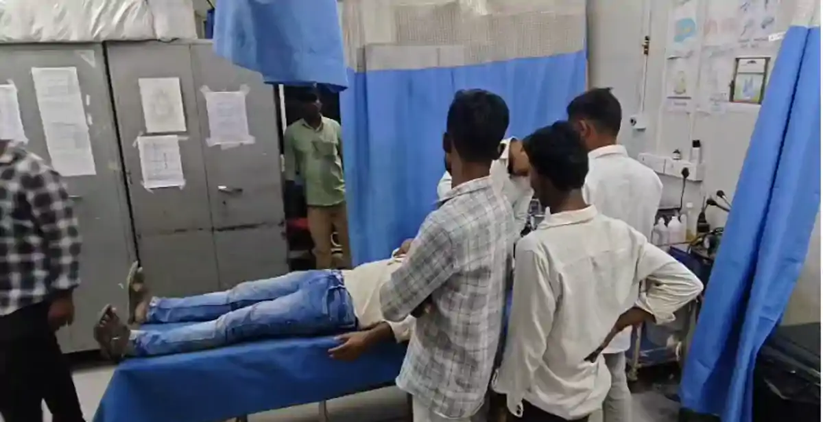 अवैध शराब के बारे में पुलिस को दी थी सूचना, अब हॉस्पिटल में एडमिट