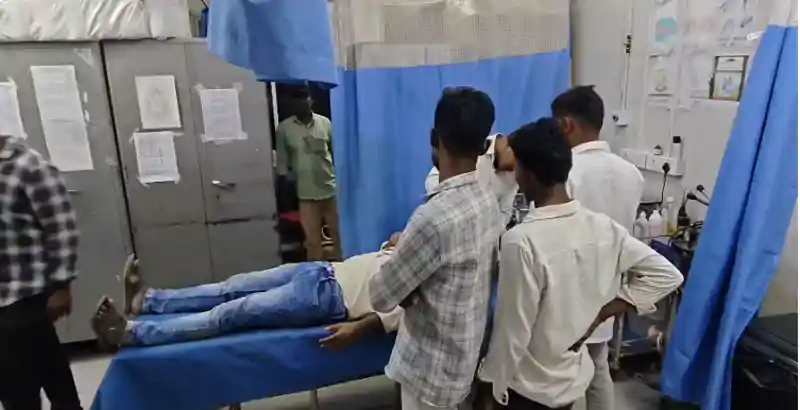 अवैध शराब के बारे में पुलिस को दी थी सूचना, अब हॉस्पिटल में एडमिट