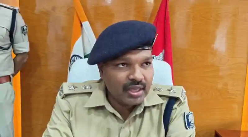 वायरल हुआ था रूपया गिनने का वीडियो, धूमिल की थी पुलिस की छवि, अब हुआ एक्शन, गिर गई गाज वायरल हुआ था रूपया गिनने का वीडियो, धूमिल की थी पुलिस की छवि, अब हुआ एक्शन, गिर गई गाज