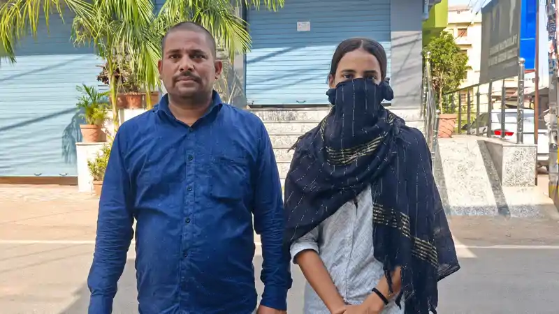 पटना के होटल में पिता के सामने बेटी से छेड़खानी, छात्रा को खींचकर ले जाने की कोशिश, मचा बवाल पटना के होटल में पिता के सामने बेटी से छेड़खानी, छात्रा को खींचकर ले जाने की कोशिश, मचा बवाल