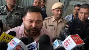 CM सम्राट के हरे गमछे पर तेजस्वी का करारा पलटवार, दिल्ली में लालू के घर राहुल-अखिलेश समेत बड़े नेताओं का जुटान  