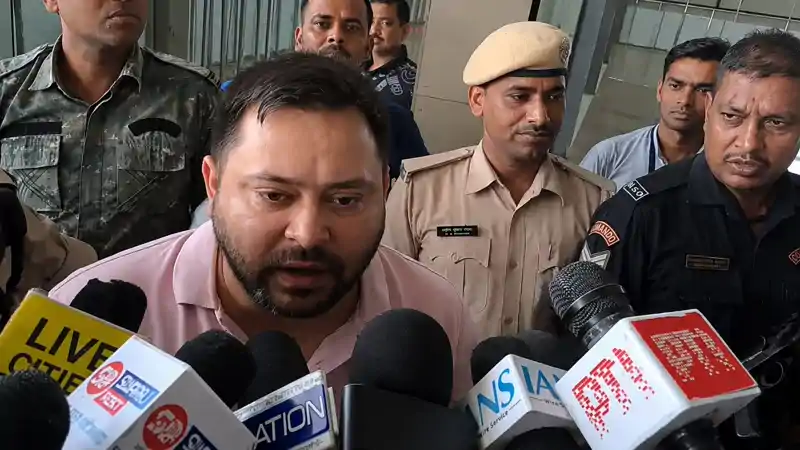 CM सम्राट के हरे गमछे पर तेजस्वी का करारा पलटवार, दिल्ली में लालू के घर राहुल-अखिलेश समेत बड़े नेताओं का जुटान CM सम्राट के हरे गमछे पर तेजस्वी का करारा पलटवार, दिल्ली में लालू के घर राहुल-अखिलेश समेत बड़े नेताओं का जुटान