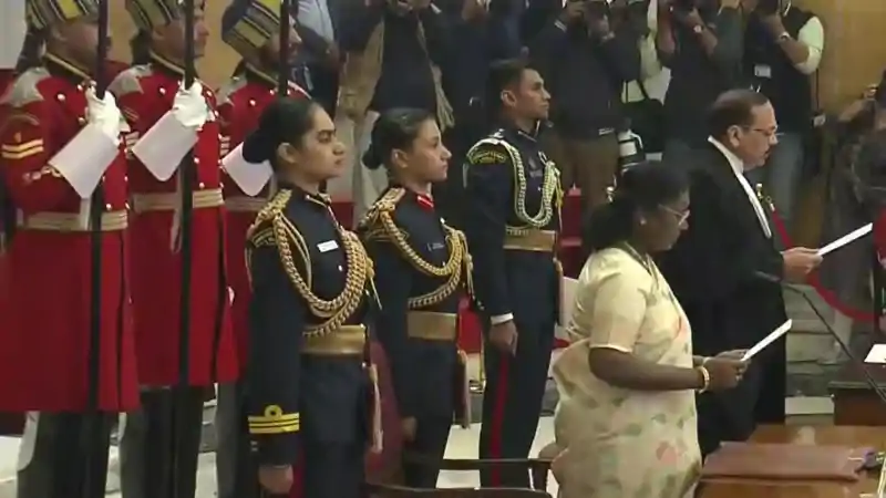 जस्टिस सूर्यकांत बने भारत के 53वें मुख्य न्यायाधीश, राष्ट्रपति भवन में ली CJI पद की शपथ जस्टिस सूर्यकांत बने भारत के 53वें मुख्य न्यायाधीश, राष्ट्रपति भवन में ली CJI पद की शपथ