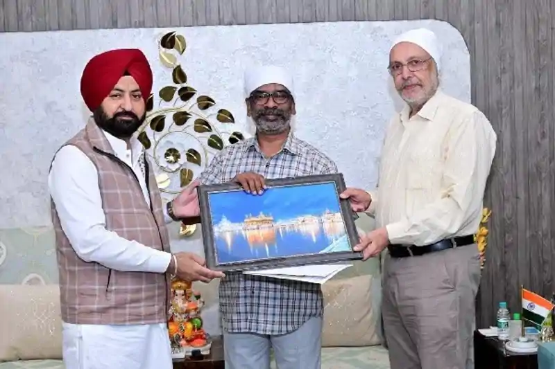 CM हेमंत से मिले पंजाब सरकार के मंत्री, गुरु तेग बहादुर जी के 350वें शहीदी दिवस कार्यक्रम में शामिल होने का दिया न्योता CM हेमंत से मिले पंजाब सरकार के मंत्री, गुरु तेग बहादुर जी के 350वें शहीदी दिवस कार्यक्रम में शामिल होने का दिया न्योता