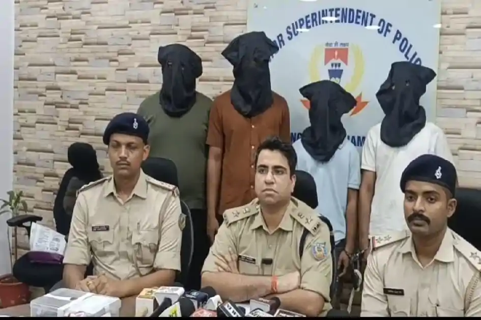 बड़े वारदात की साजिश रच रहे चार अपराधियों को गोविंदपुर पुलिस ने पकड़ा, हथियार और गोलियां बरामद