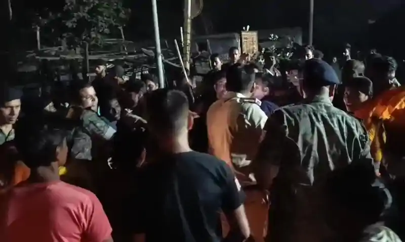 JLKM नेता और पूर्व पार्षद के बीच हिंसक झड़प, आत्म*दाह की कोशिश से मचा हड़कंप JLKM नेता और पूर्व पार्षद के बीच हिंसक झड़प, आत्म*दाह की कोशिश से मचा हड़कंप