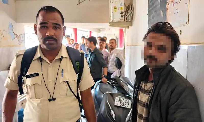 रेलवे केबल तार चोरी के मामले में बड़ा खुलासा, बरकाकाना स्टेशन से रंगे हाथ गिरफ्तार, भेजा गया जेल रेलवे केबल तार चोरी के मामले में बड़ा खुलासा, बरकाकाना स्टेशन से रंगे हाथ गिरफ्तार, भेजा गया जेल