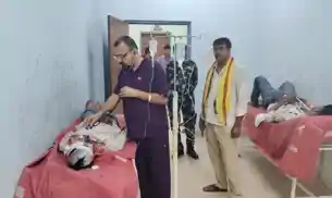 पुलिस को देख भागने के दौरान ट्रक से टकरायी स्कॉर्पियो, 2 घायल, एक की हालत गंभीर