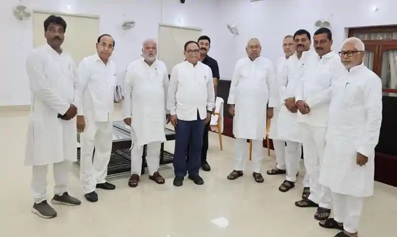 दरभंगा शिक्षक निर्वाचन क्षेत्र : JDU प्रत्याशी घनश्याम राय ने नीतीश कुमार से की मुलाकात