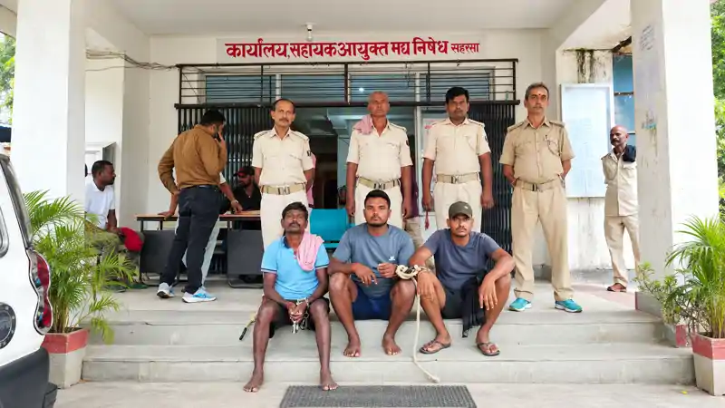 10 लीटर देसी शराब के साथ एक कारोबारी गिरफ्तार
