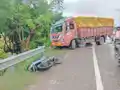 रॉन्ग साइड से आ रहे ट्रक ने बाइक सवार दो युवकों को कुचला, एक की मौत, दूसरा रेफर