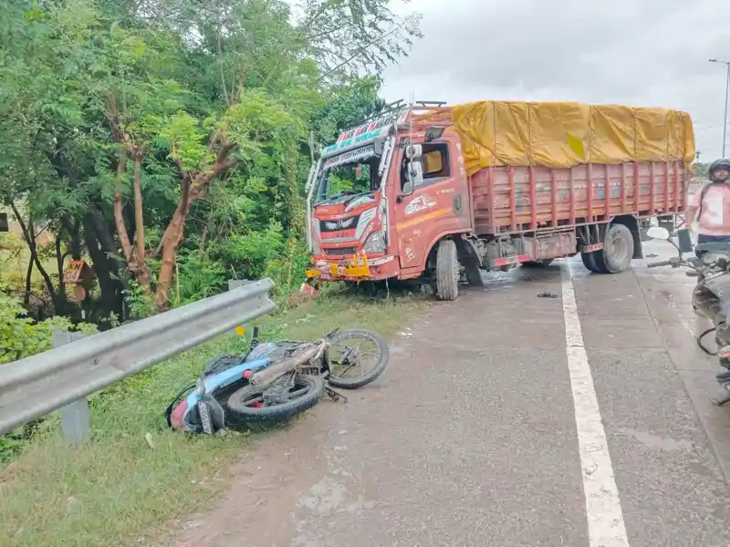 रॉन्ग साइड से आ रहे ट्रक ने बाइक सवार दो युवकों को कुचला, एक की मौत, दूसरा रेफर रॉन्ग साइड से आ रहे ट्रक ने बाइक सवार दो युवकों को कुचला, एक की मौत, दूसरा रेफर