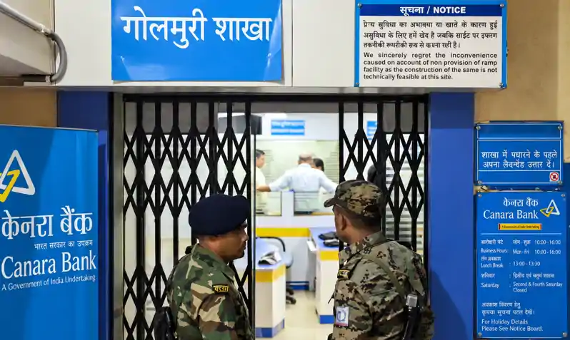 बेलगाम अपराधियों का दुस्साहस, बैंक से सरेआम 42 लाख की लूट, पुलिस जांच में जुटी बेलगाम अपराधियों का दुस्साहस, बैंक से सरेआम 42 लाख की लूट, पुलिस जांच में जुटी