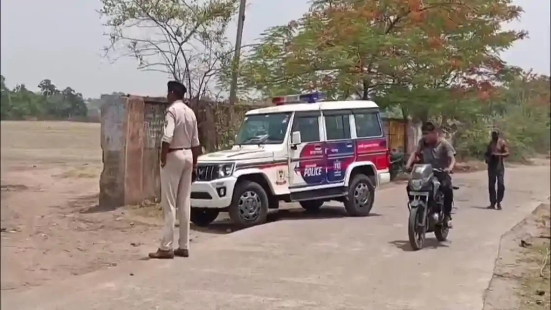 बाघमारा में दिनदहाड़े हथियारबंद युवकों का तांडव, पुरानी रंजिश ने लिया हिंसक रूप