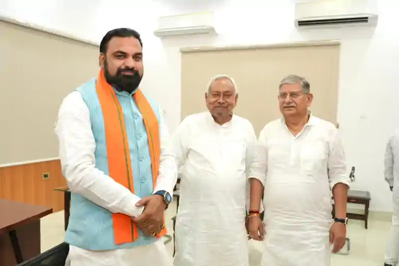 राज्यपाल से मिलने के बाद नीतीश कुमार से मिले CM सम्राट चौधरी, ललन सिंह भी साथ, बिहार में हलचल तेज राज्यपाल से मिलने के बाद नीतीश कुमार से मिले CM सम्राट चौधरी, ललन सिंह भी साथ, बिहार में हलचल तेज