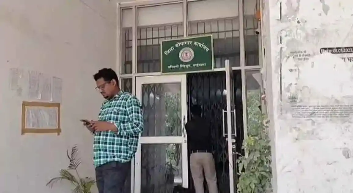 चाईबासा में सरकारी धन की हेराफेरी, प्रशासन ने भुगतानों पर लगाई अस्थायी रोक