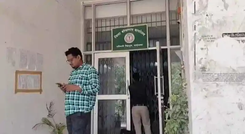 चाईबासा में सरकारी धन की हेराफेरी, प्रशासन ने भुगतानों पर लगाई अस्थायी रोक