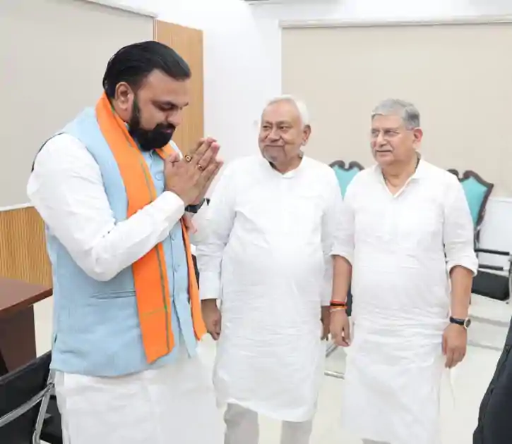 नीतीश कुमार के मन में चल क्या रहा ? CM सम्राट के बाद अब डिप्टी सीएम-मुख्य सचिव से मिले 