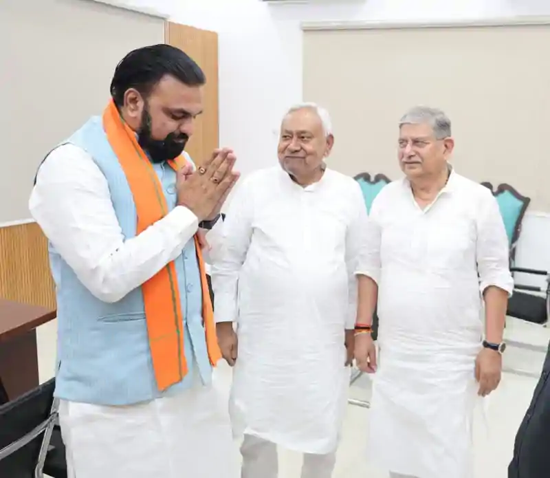 नीतीश कुमार के मन में चल क्या रहा ? CM सम्राट के बाद अब डिप्टी सीएम-मुख्य सचिव से मिले नीतीश कुमार के मन में चल क्या रहा ? CM सम्राट के बाद अब डिप्टी सीएम-मुख्य सचिव से मिले