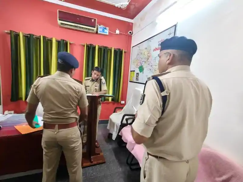  गोपालगंज में बड़ा पुलिस फेरबदल, SP ने 13 पुलिस अधिकारियों का किया तबादला, 24 घंटे में योगदान का निर्देश
