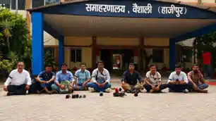 पत्रकारों का DM के खिलाफ फूटा गुस्सा, किया धरना प्रदर्शन, लगाया गंभीर आरोप पत्रकारों का DM के खिलाफ फूटा गुस्सा, किया धरना प्रदर्शन, लगाया गंभीर आरोप