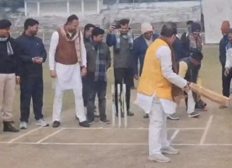 मोइनुल हक स्टेडियम में क्रिकेट खेलते नजर आए डिप्टी सीएम विजय सिन्हा, खेल मंत्री श्रेयसी सिंह ने किया बोल्ड 