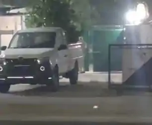 रात के अंधेरे में खाली होने लगा राबड़ी आवास, पिकअप वैन से ले जाया जा रहा सामान 