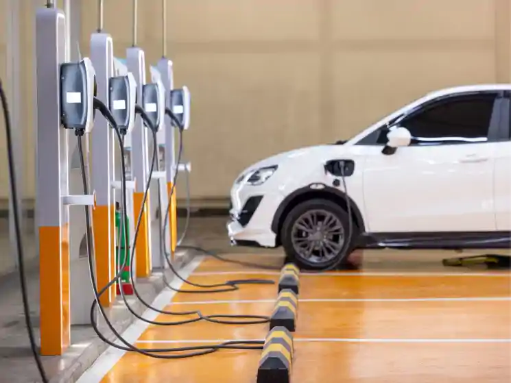 इलेक्ट्रिक कार मालिकों के लिए बड़ी सौगात: नई परिवहन नीति में अनुदान, चार्जिंग स्टेशन और टैक्स में राहत