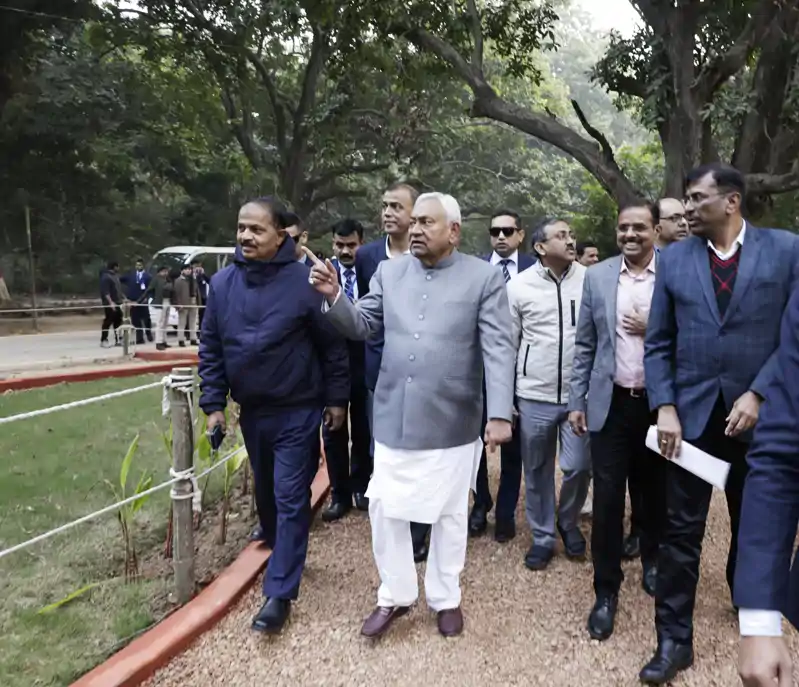 क्रिसमस पर पटना जू पहुंचे सीएम नीतीश, नन्हे ज़ेबरा का नाम “समृद्धि” रखा नीतीश कुमार